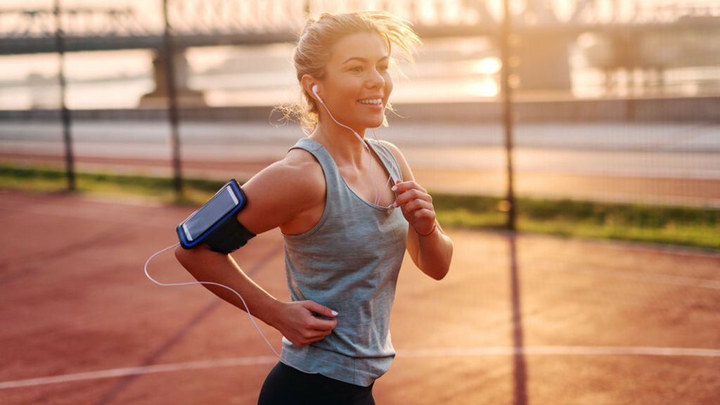 mujer deportista entrenando con un sistema Fartlek