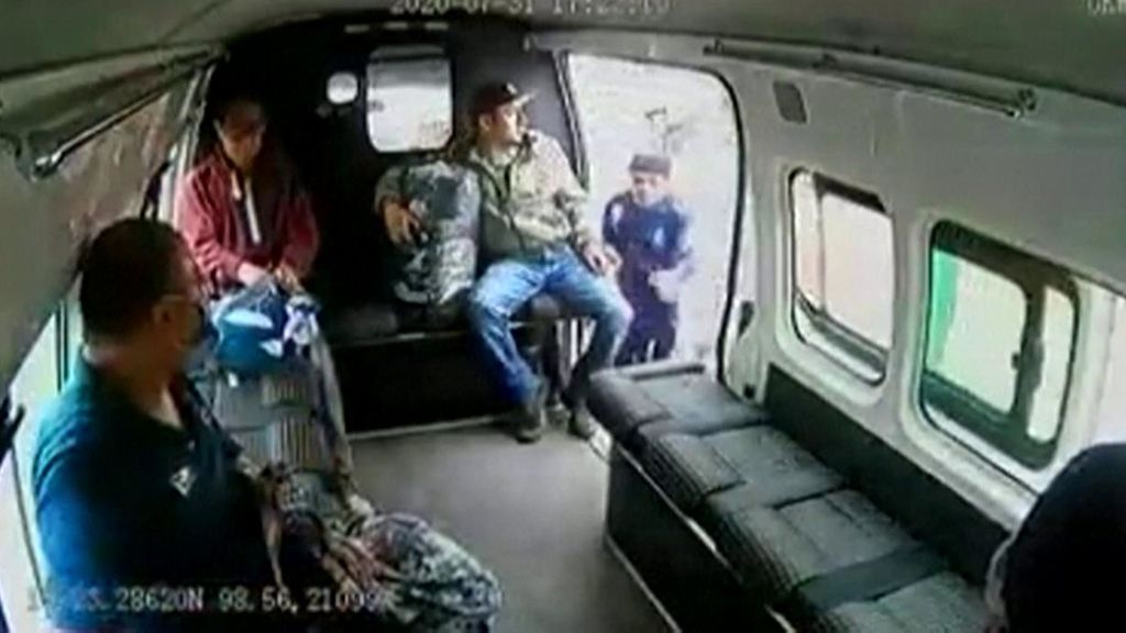 Oleada de robos en el transporte público de México: unos pasajeros propinan una brutal paliza a un ladrón