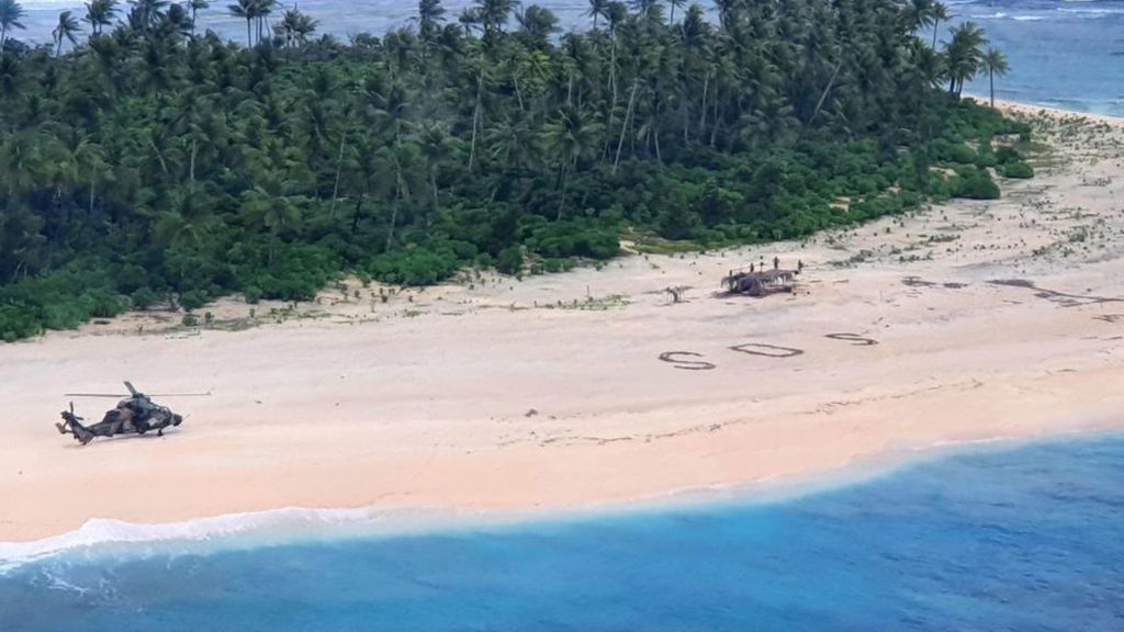 Rescatan a tres hombres perdidos en una isla desierta del Pacífico tras escribir un enorme SOS sobre la arena