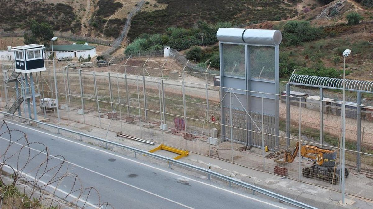 Colocan la primera muestra de la nueva valla fronteriza "menos lesiva" de diez metros de altura de Ceuta Colocan la primera muestra de la nueva valla fronteriza "menos lesiva" de diez metros de altura de Ceuta