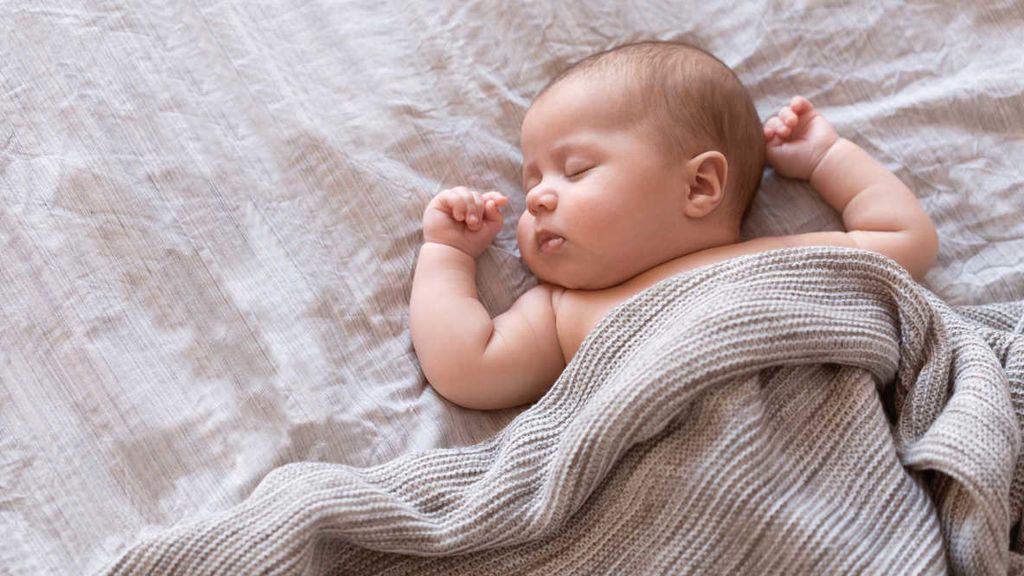 Además, también podrá darse si el bebé mantiene siempre la misma postura al dormir.