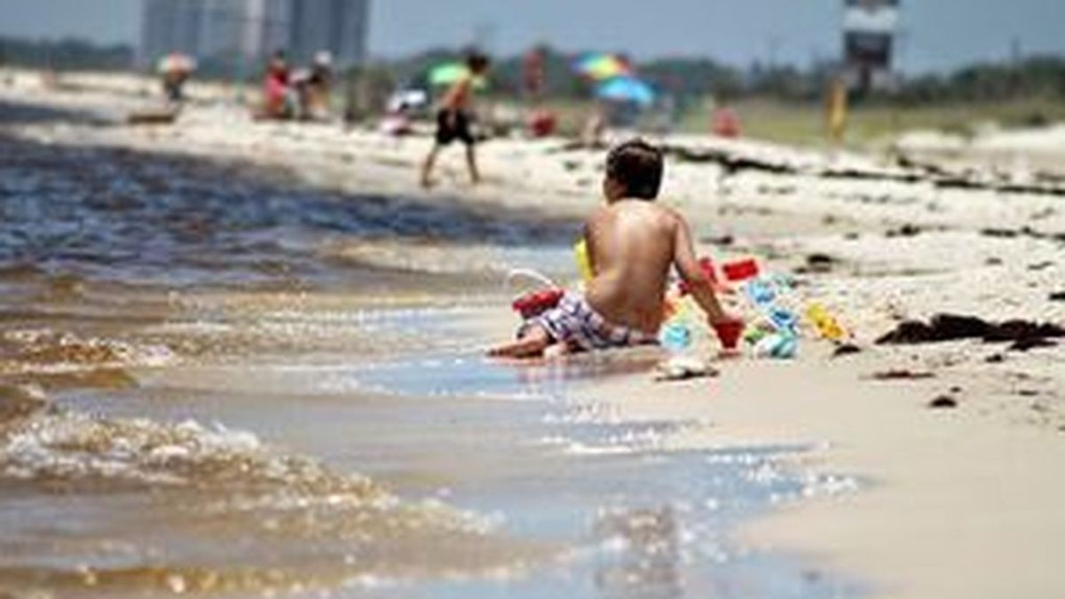 Vigila a tu hijo hasta en la orilla de la playa: "Un palmo de agua basta para que un niño se ahogue"