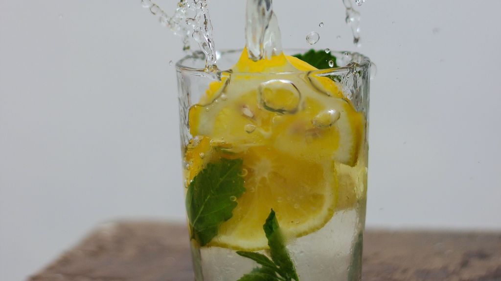 Beber agua con limón en ayunas perjudica la salud bucal