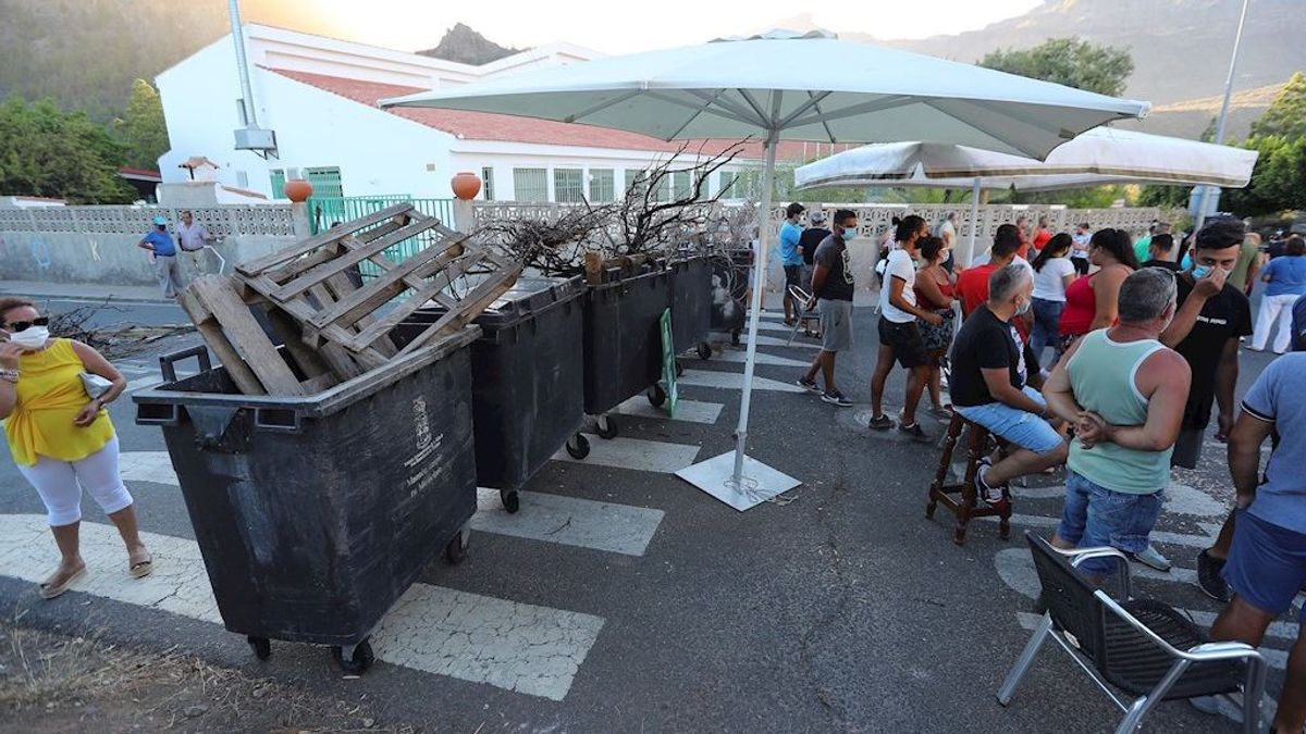 Barricadas en un pueblo canario contra la llegada de migrantes en cuarentena Barricadas en un pueblo canario contra la llegada de migrantes en cuarentena