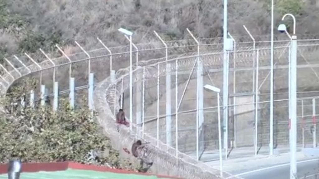 Interceptan a un inmigrante senegalés intentando saltar la valla de Ceuta para regresar a Marruecos