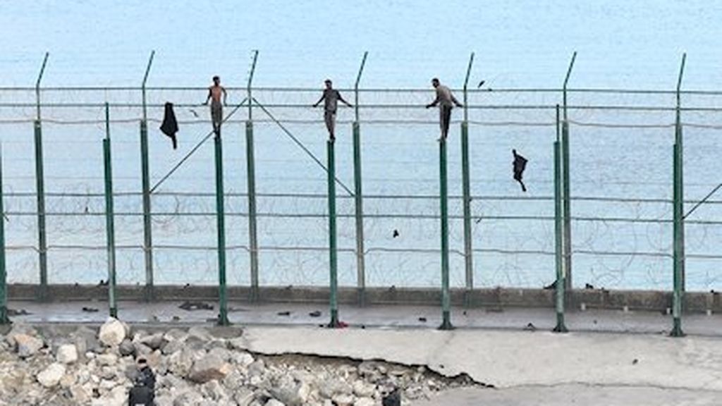 Salto a la inversa: un inmigrante intenta 'salvar' la valla de Ceuta para volver a Marruecos por el covid Salto a la inversa: un inmigrante intenta 'salvar' la valla de Ceuta para volver a Marruecos por el covid
