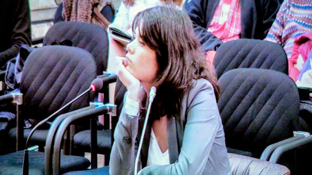 Isa Serra recurre su condena por lanzar objetos a la Policía ante el Supremo Isa Serra recurre su condena por lanzar objetos a la Policía ante el Supremo