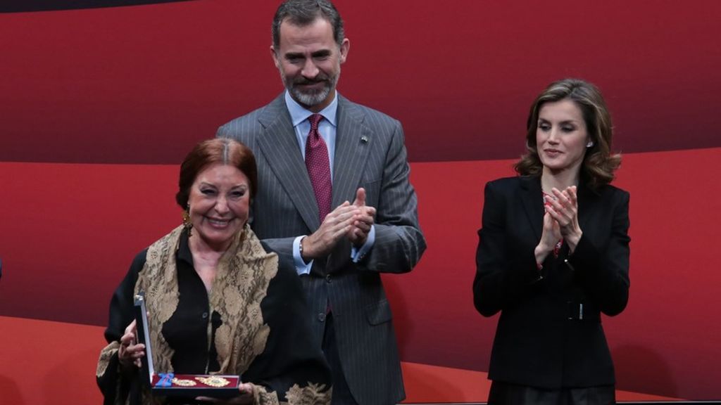 Blanca del Rey recibe de manos de los reyes la Medalla de Oro de las Bellas Artes en 2016.