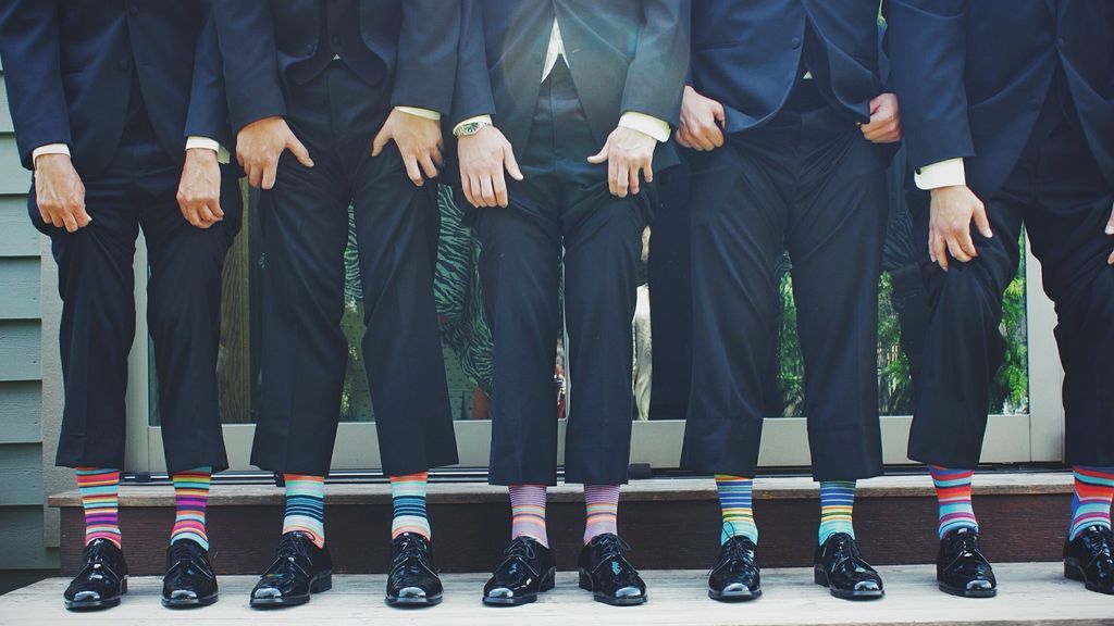 Traje, pinzas, vaquero: el bajo ideal según el tipo de pantalón de hombre.