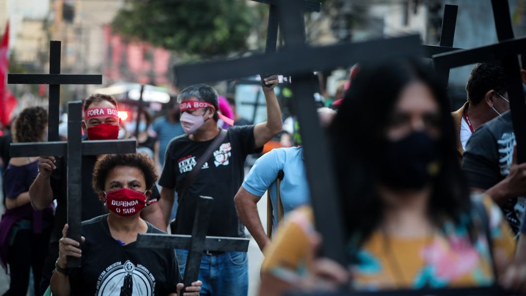 - Personas sostienen cruces en la caminata "Día de Luto"