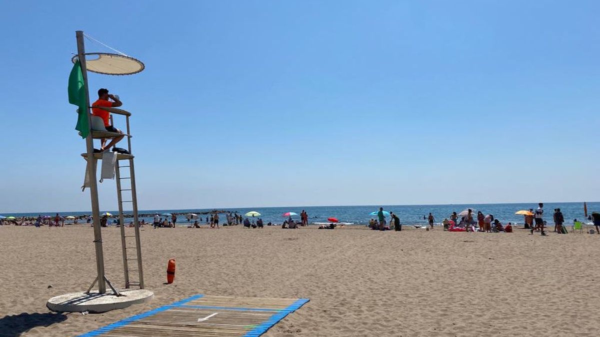 La batalla por el espacio en la playa: Palafrugell prohíbe dejar la toalla y Oropesa plantar la sombrilla La batalla por el espacio en la playa: Palafrugell prohíbe dejar la toalla y Oropesa plantar la sombrilla