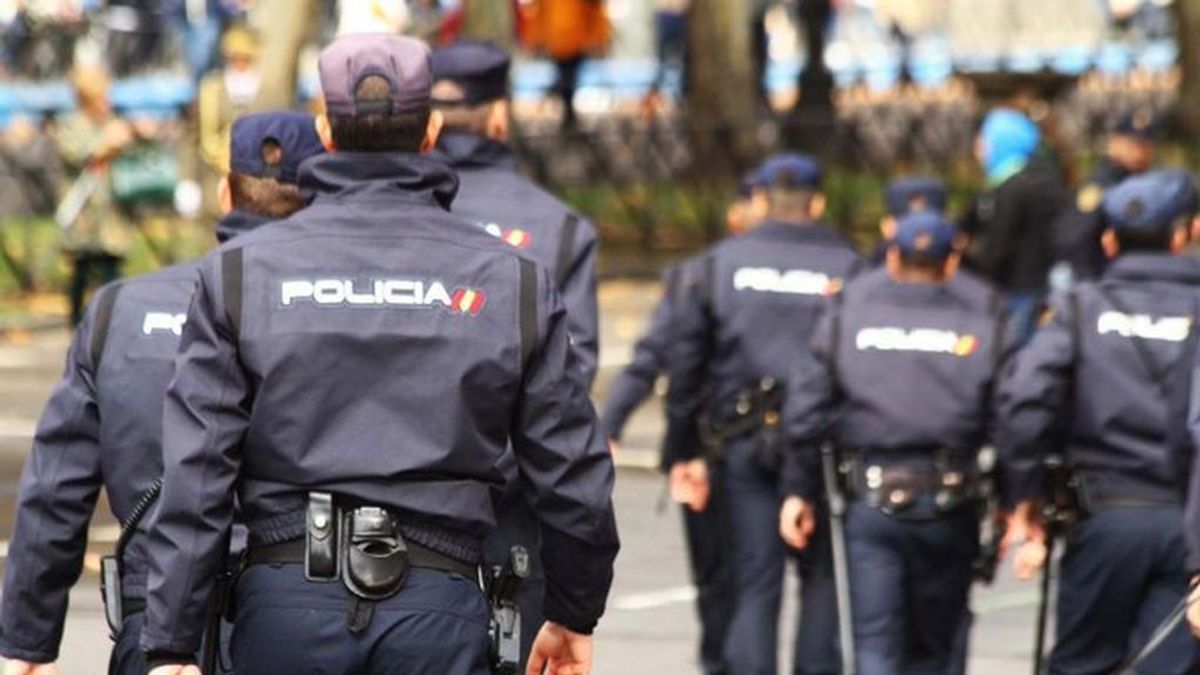 Miembros del cuerpo de la Policía Nacional. Miembros del cuerpo de la Policía Nacional.