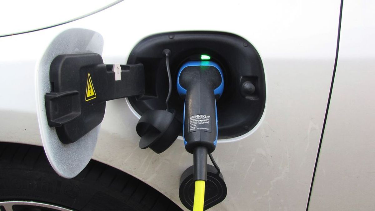 Coche eléctrico cargándose. Coche eléctrico cargándose.
