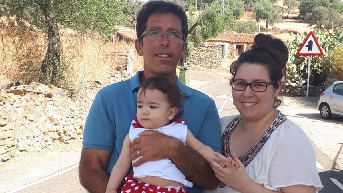 Lucía, 'repobladora' de una aldea de 20 vecinos: "Mi hija es la primera que nace en 15 años" Lucía, 'repobladora' de una aldea de 20 vecinos: "Mi hija es la primera que nace en 15 años"