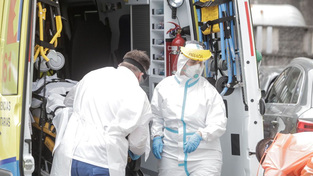 Sanitarios trasladando a un enfermo de coronavirus en A Coruña Sanitarios trasladando a un enfermo de coronavirus en A Coruña