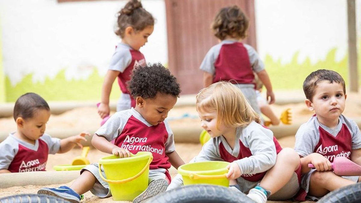 Niños de preescolar en el recreo. Niños de preescolar en el recreo.