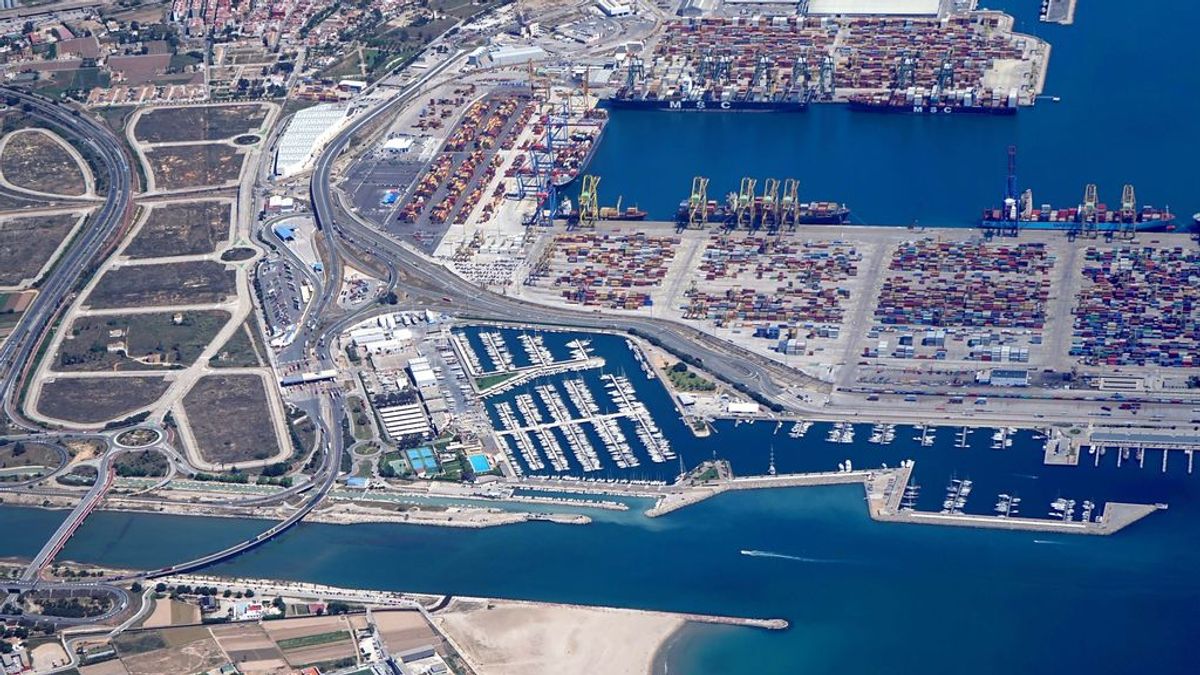Dos personas mueren ahogadas tras lanzarse al agua desde un barco en el Puerto de Valencia Dos personas mueren ahogadas tras lanzarse al agua desde un barco en el Puerto de Valencia