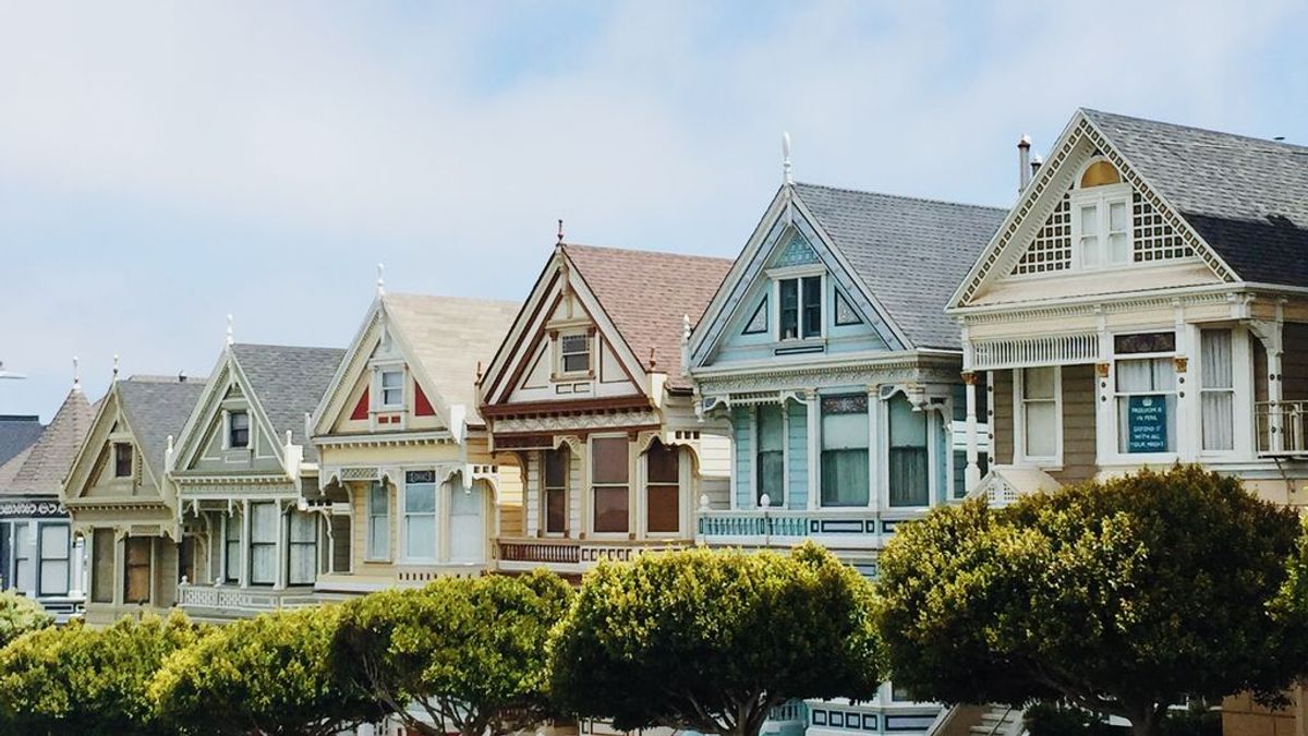 La hipoteca inversa es un crédito garantizado que recae sobre la vivienda habitual. La hipoteca inversa es un crédito garantizado que recae sobre la vivienda habitual.