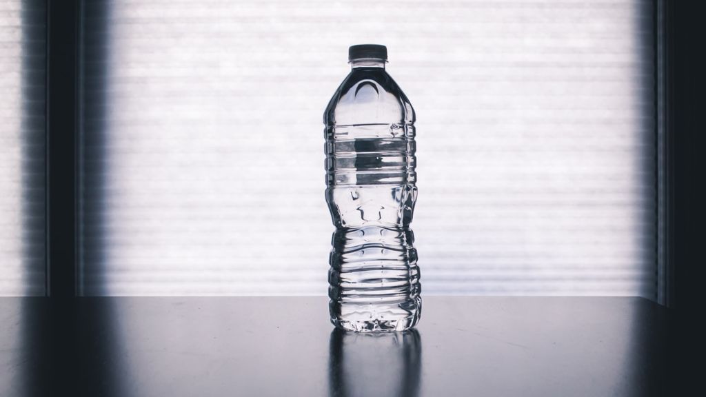 Una botella de plástico y algo de tiempo libre. Fabrica tus propias macetas en casa.