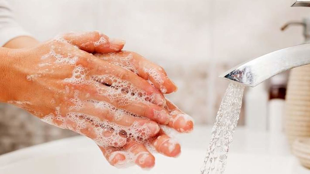 Será muy importante que, antes de empezar con la manicura, te laves bien las manos.
