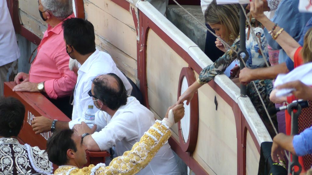 Enrique Ponce estrecha la mano a Ana Soria tras el incidente