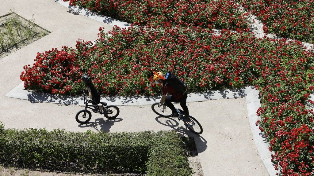 Una madre y su hijo montan en bicicleta en Madrid Río.