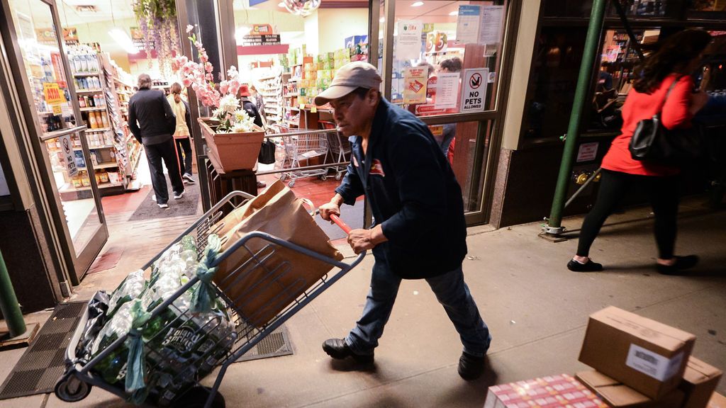 El paro de EEUU cae al 10,2% en julio, nueve décimas menos, y se crean 1,8 millones de empleos El paro de EEUU cae al 10,2% en julio, nueve décimas menos, y se crean 1,8 millones de empleos