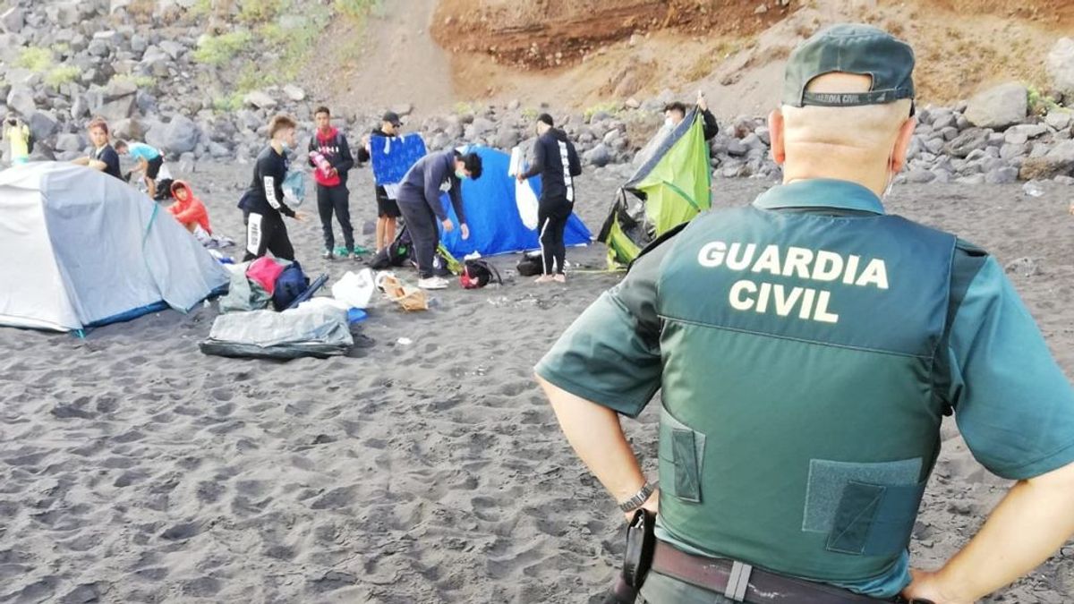 Desalojados 62 campistas que habían quedado para contagiarse el Covid-19 de la playa de Los Patos en Tenerife Desalojados 62 campistas que habían quedado para contagiarse el Covid-19 de la playa de Los Patos en Tenerife