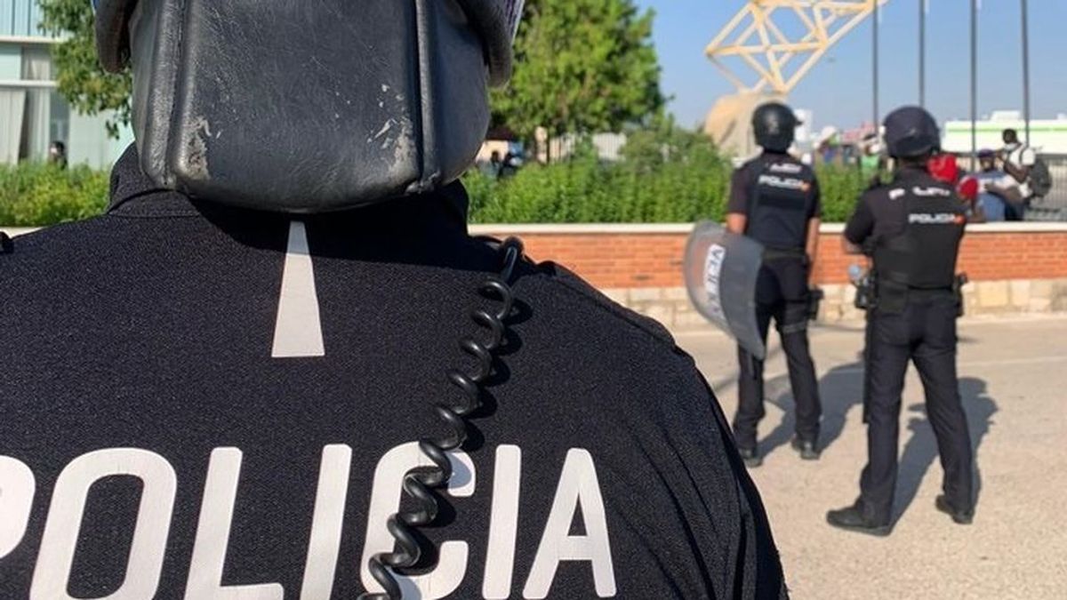 Un centenar de policías vuelve a Sevilla sin test de coronavirus tras estar confinados junto a temporeros con síntomas Un centenar de policías vuelve a Sevilla sin test de coronavirus tras estar confinados junto a temporeros con síntomas