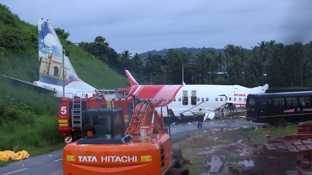 Aumentan a 18 los muertos en accidente de avión de repatriación en la India