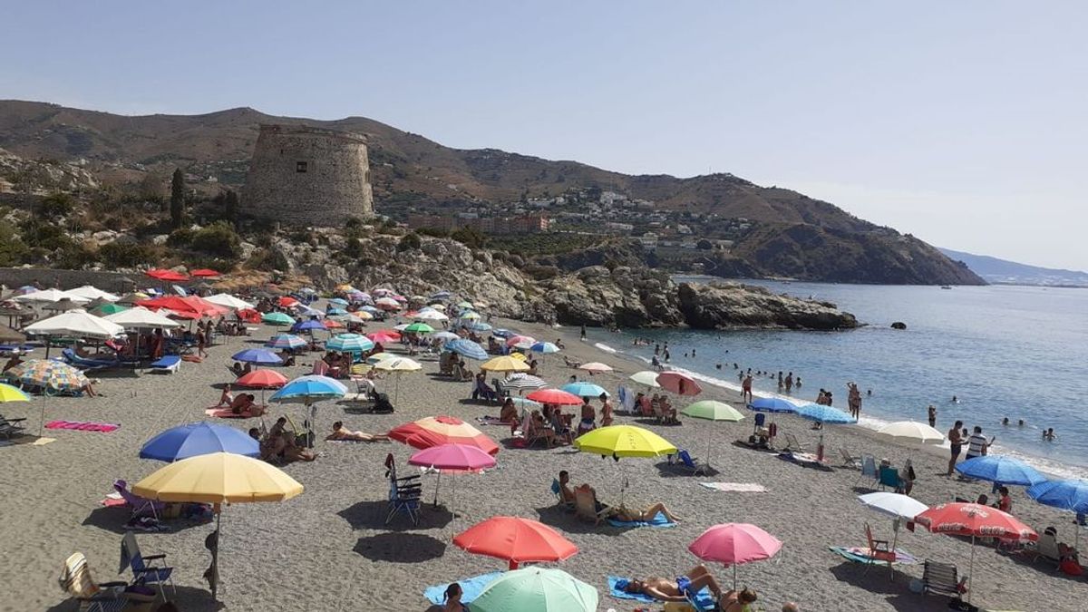 Cierran el acceso en seis playas de Almuñécar tras completar el aforo permitido Cierran el acceso en seis playas de Almuñécar tras completar el aforo permitido