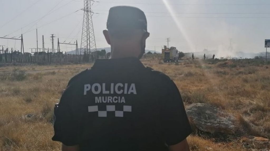 Cuatro meses de cárcel por escupir a policía que ordenó ponerse la mascarilla Cuatro meses de cárcel por escupir a policía que ordenó ponerse la mascarilla