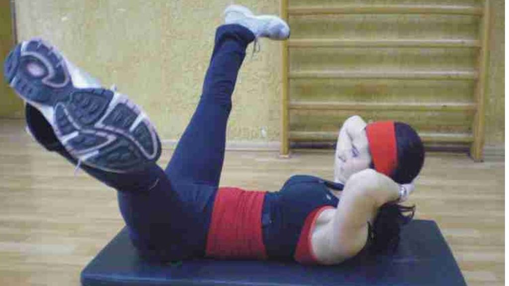 ejercicio de abrir y cerrar piernas para fortalecer abdomen