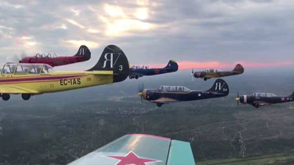 Los JACOB 52, la única patrulla civil de vuelo acrobático que hay en España, ha impulsado una iniciativa para rendir homenaje a las víctimas del coronavirus.