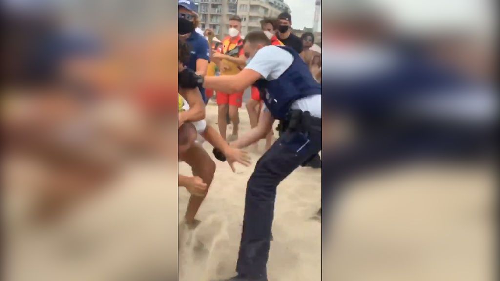 Un grupo de jóvenes se enfrenta a la policía durante el desalojo de una playa en Bélgica Un grupo de jóvenes se enfrenta a la policía durante el desalojo de una playa en Bélgica