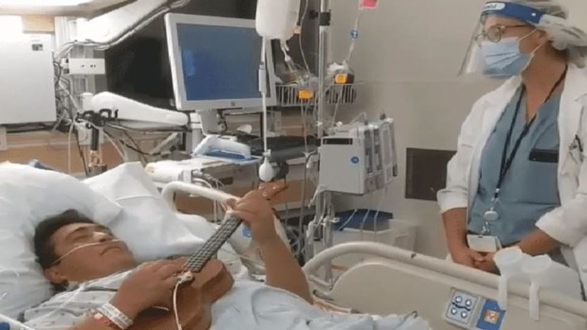 Una doctora y su paciente se unen en un tierno dueto musical con ukelele en homenaje a los sanitarios