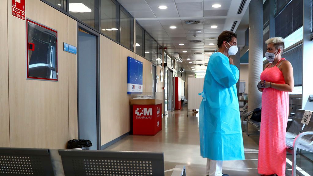 Paciente junto a médico en un centro de Atención Primaria de la Comunidad de Madrid