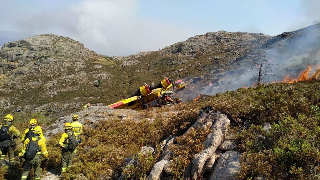 El fuego de Lobios (Ourense), en el que murió un piloto sigue activo y afecta ya a 350 hectáreas El fuego de Lobios (Ourense), en el que murió un piloto sigue activo y afecta ya a 350 hectáreas