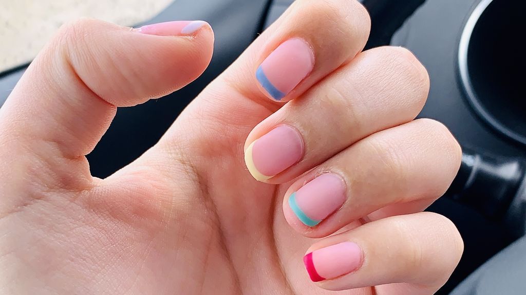 También, podrás optar por una manicura en distintos colores.