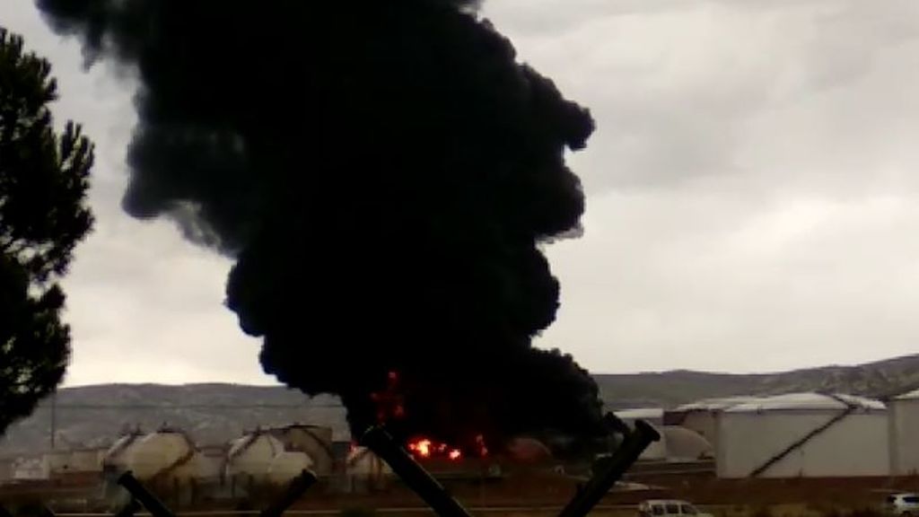 Un rayo provoca un incendio al caer sobre un depósito de gasoil en la refinería de Repsol en Puertollano