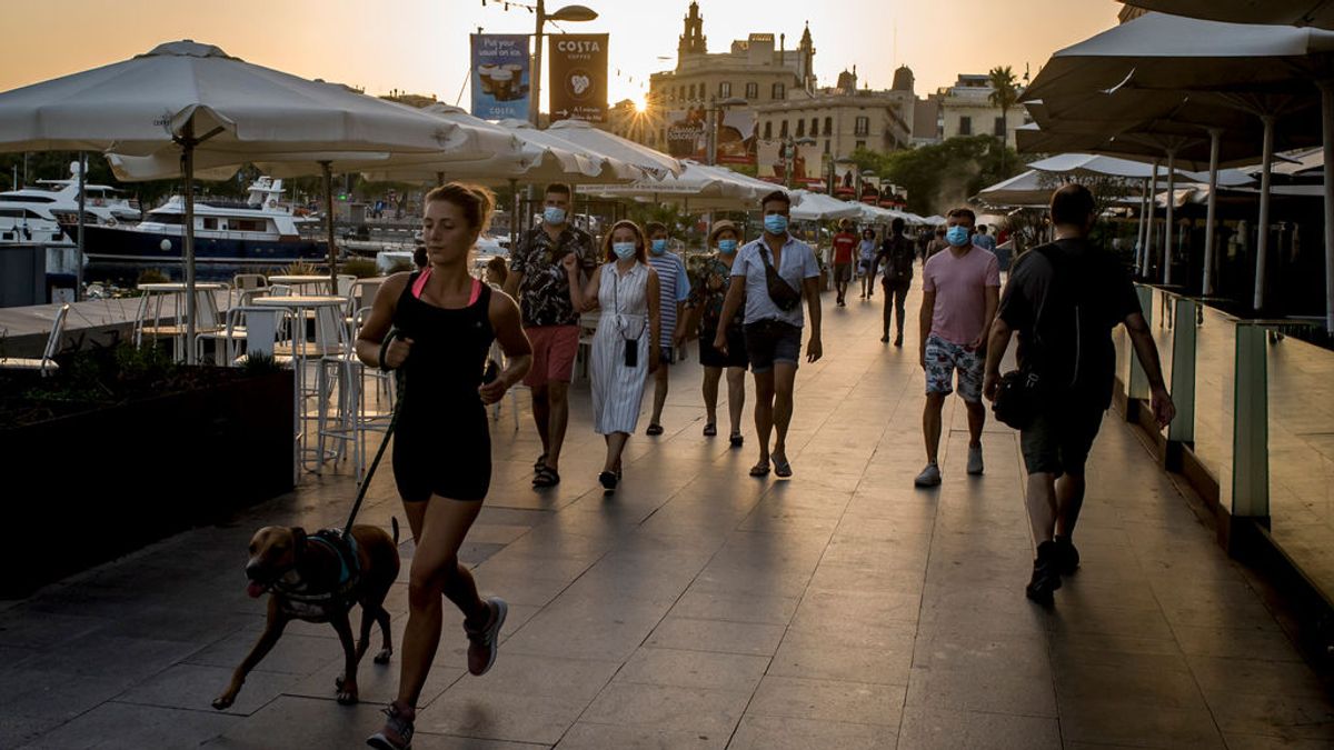 Gente paseando por Barcelona en verano. Gente paseando por Barcelona en verano.