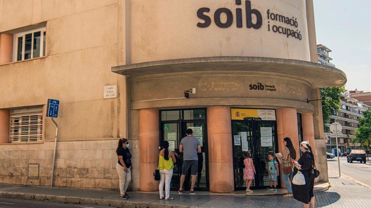 Trabajo estudia un subsidio de 430 euros para 550.000 parados que han agotado las ayudas Trabajo estudia un subsidio de 430 euros para 550.000 parados que han agotado las ayudas