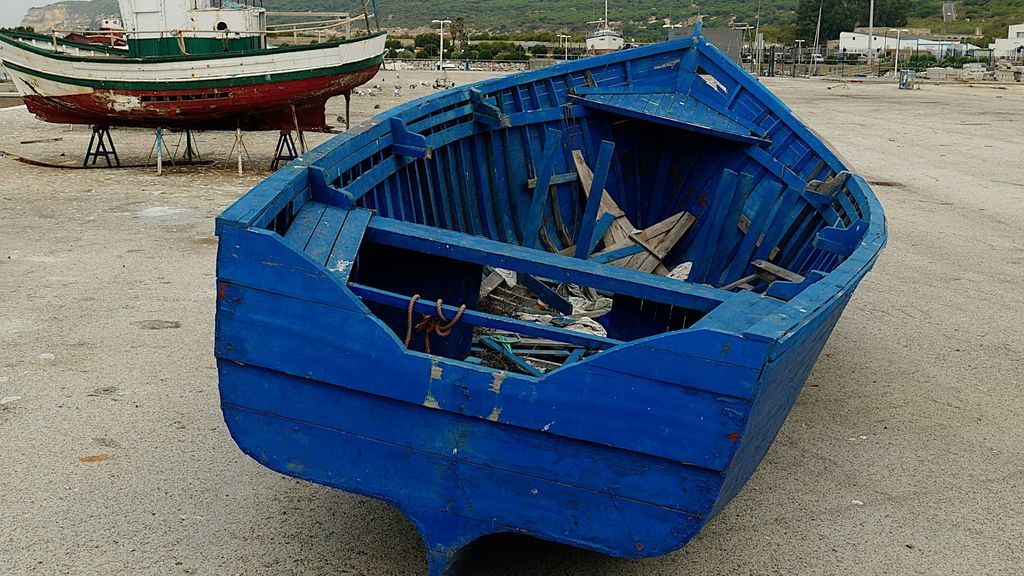 Una patera en el puerto de Barbate