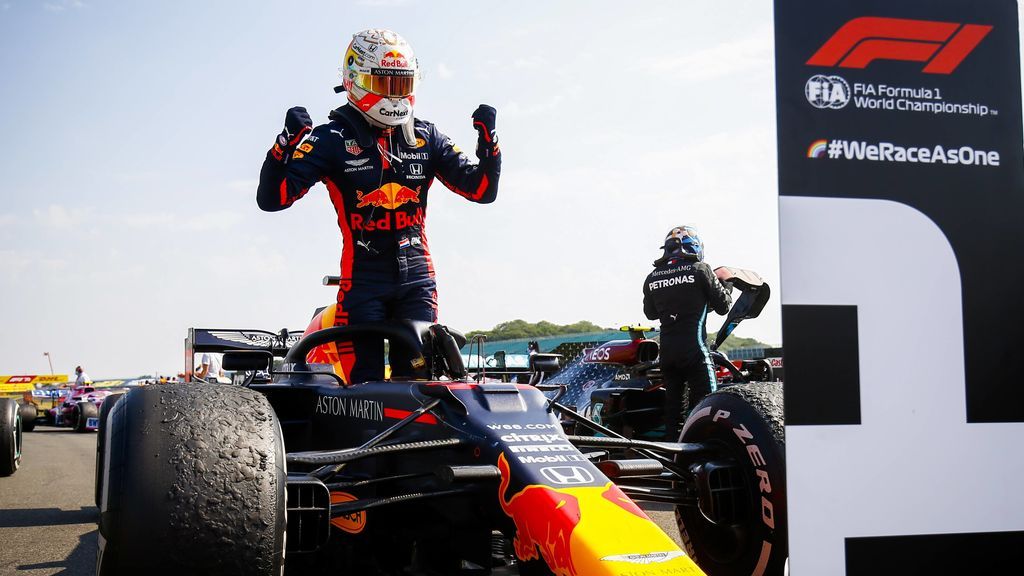 Verstappen celebra la victoria en Silverstone.