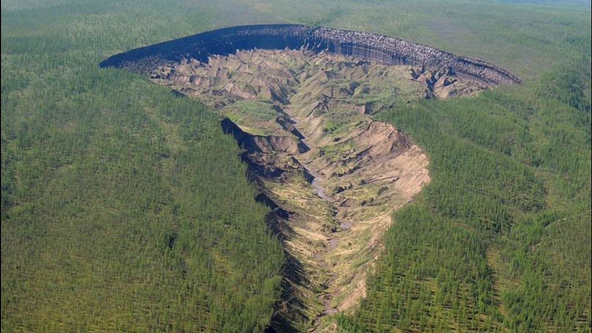 Puerta al infierno: el derretimiento del permafrost abre un enorme cráter en Siberia