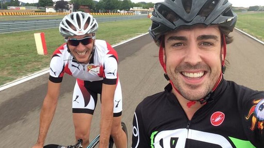 fernando alonso realizando un entrenamiento de cardio en bici