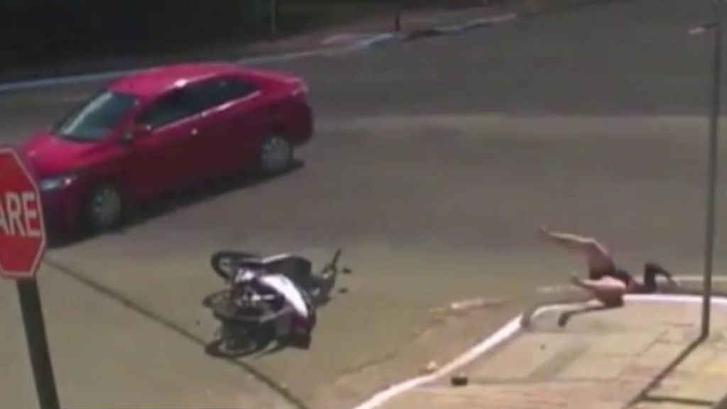 Sufre un accidente en moto y cae de cabeza por una alcantarilla abierta en una calle de Brasil