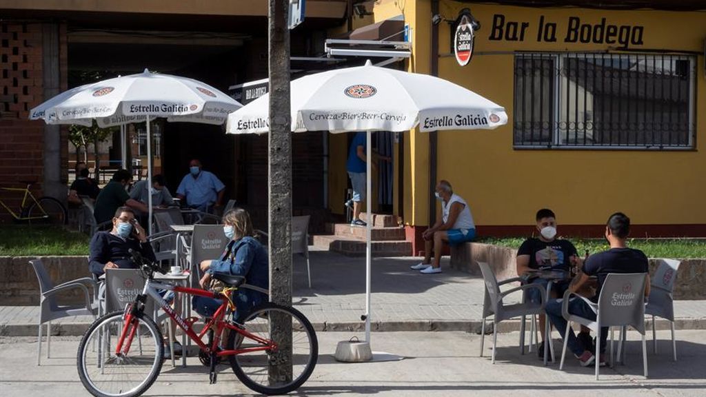 Clientes en un bar de Pedrajas de San Esteban Clientes en un bar de Pedrajas de San Esteban