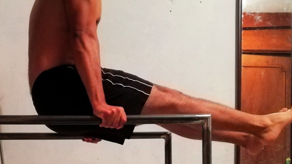 ejercicio de L-Sit Up en barras