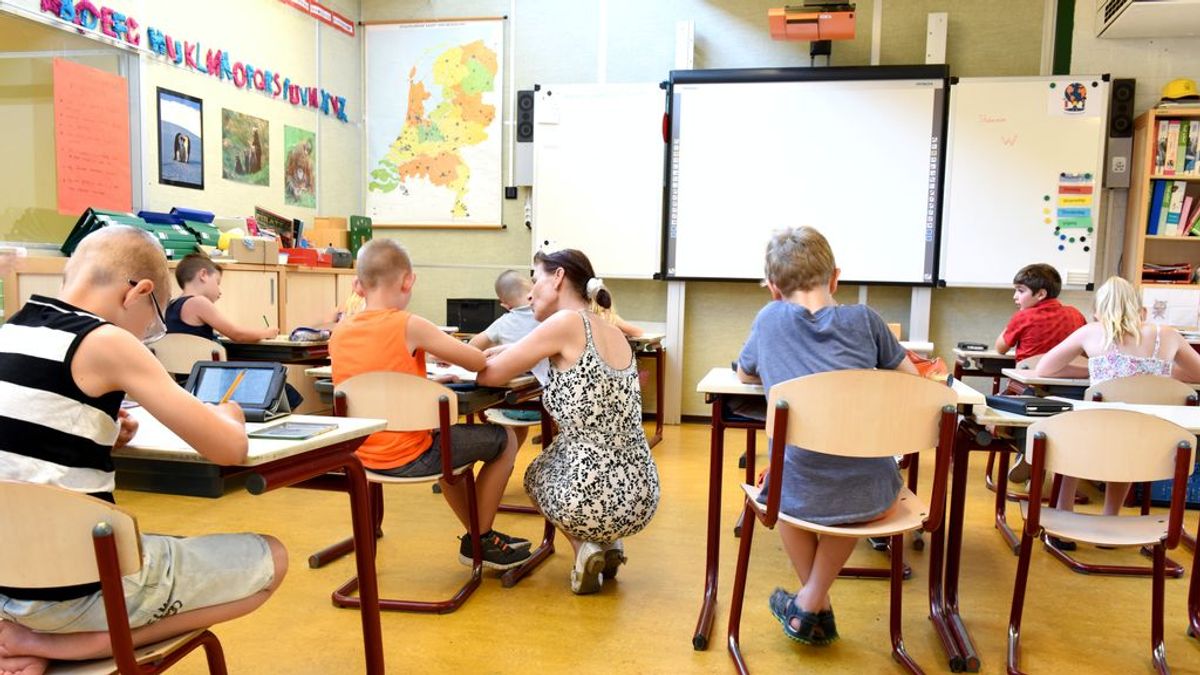 Niños atendiendo a una clase. Niños atendiendo a una clase.